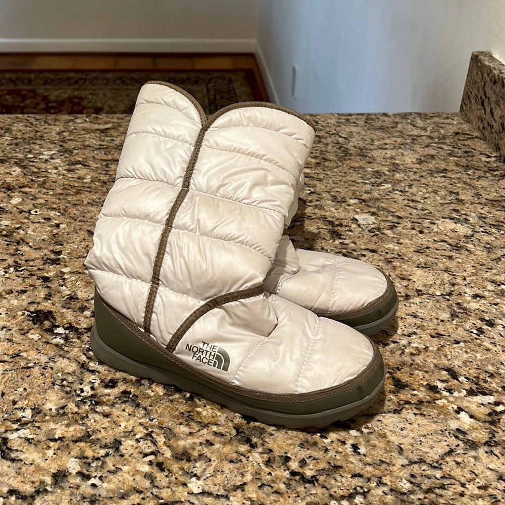 Size 9, north face snow boots